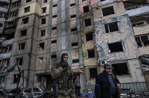 Ukrainische Soldaten vor einem zerstörten Gebäude in Kiew. Foto: dpa/Rodrigo Abd