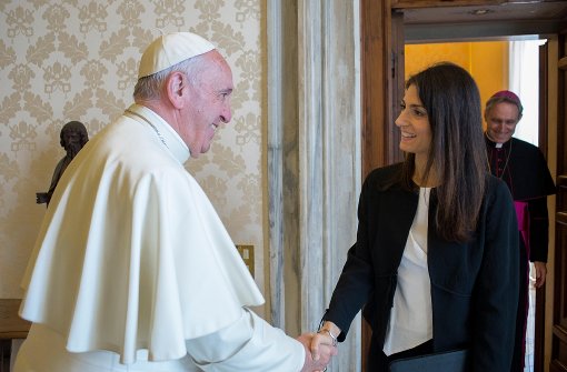 Kurz nach ihrem Amtsantritt darf die neue Bürgermeisterin von Rom zur Papst-Audienz. Foto: LOsservatore Romano pool