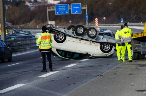 Ein spektakulärer Unfall hat sich am Samstag auf der A8 beim Leonberger Dreieck ereignet. Foto: SDMG