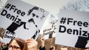 Proteste vor der türkischen Botschaft nach der Verhaftung von Yücel vor einem Jahr Foto: dpa