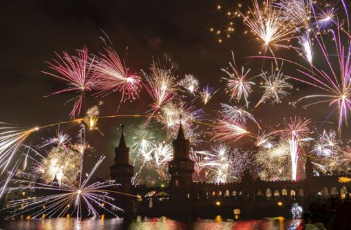 Corona und Feuerwerk: Die Pandemie wirkt sich auf das Silvester-Fest aus. Foto: dpa/Paul Zinken