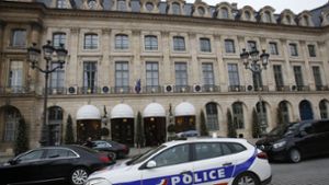 Eine Räuberbande hat das Pariser Luxushotel Ritz überfallen und Juweliergeschäfte geplündert. Foto: AP