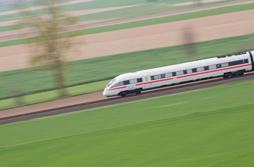 Wer kurze Strecken mit dem ICE fährt, kann bei der Bahn Geld sparen. (Symbolbild) Foto: dpa/Julian Stratenschulte