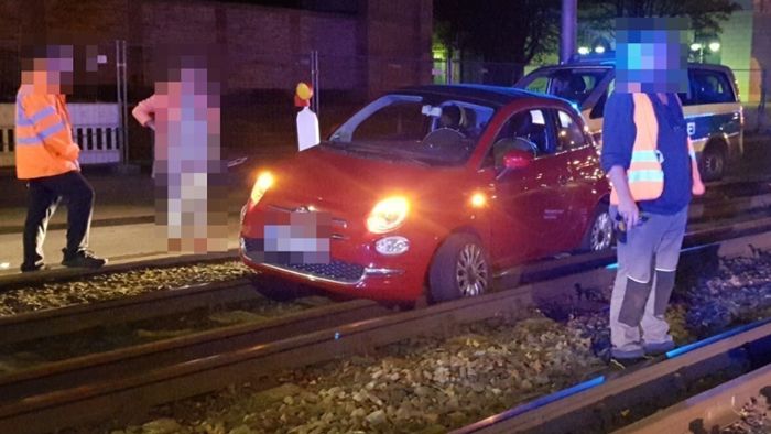 Auto in Bad Cannstatt im Gleis: Unfall führt kurzzeitig zu Einschränkungen im Stadtbahnverkehr