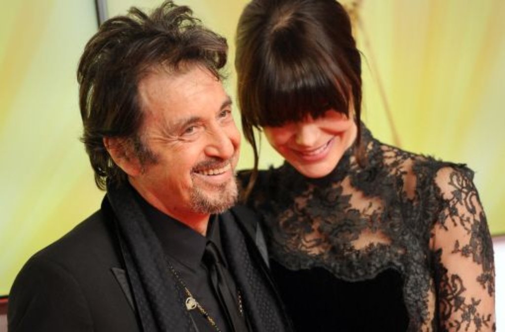 Al Pacino und seine Freundin Lucila Sola freuen sich über die Goldene Kamera, die der US-Schauspieler für sein cineastisches Lebenswerk erhalten hat. Die Auszeichnung ... Foto: dpa