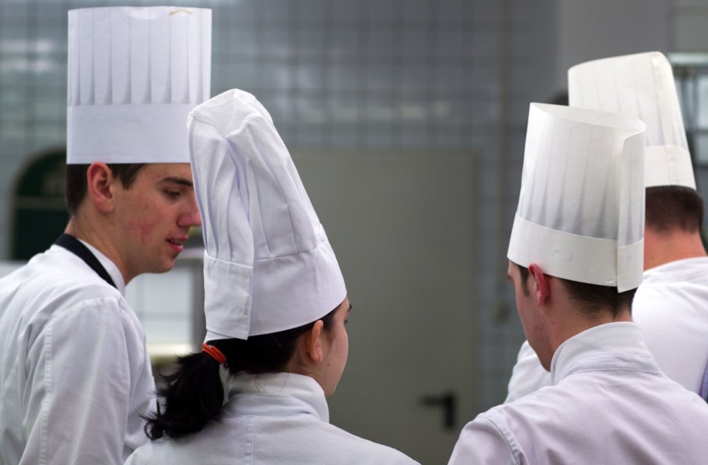 Obwohl das neue Ausbildungsjahr schon begonnen hat, sind noch viele Lehrstellen unbesetzt – auch in der Gastronomie.
