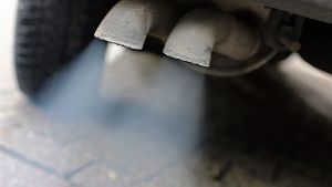 Abgase aus dem Auspuff eines älteren Dieselfahrzeugs: die Rußpartikel schädigen die Lunge Foto: dpa-Zentralbild
