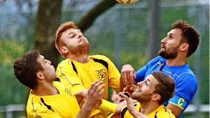 FC-Kapitän Kordian Zieba im Duell mit drei Pleidelsheimern. Foto: avanti