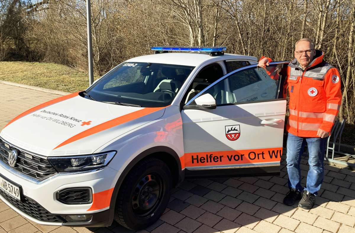 Ernst Feil mit seinem Dienstfahrzeug, mit dem er als ehrenamtlicher Helfer vor Ort unterwegs ist.