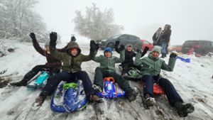 In Stuttgart hat es am Freitag geschneit. Diese Jungen nutzten die Gelegenheit zum Schlittenfahren am Schloss Solitude. Foto: Andreas Rosar Fotoagentur-Stuttg/Andreas Rosar Fotoagentur-Stuttg