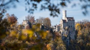 Bunte Blätter vor dem Schloss Lichtenstein Foto: dpa