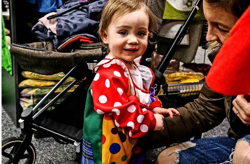 Die kleine Emma freut sich über ihr Clownkostüm. Gefragt sind auch Prinzessinnenkleidchen sowie Spiderman und Co. Foto: Lg/Leif Piechowski