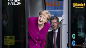 Bundeskanzlerin Angela Merkel und VDA-Präsident Bernhard Mattes bei der offiziellen Eröffnung der Frankfurter IAA. Foto: dpa/Silas Stein
