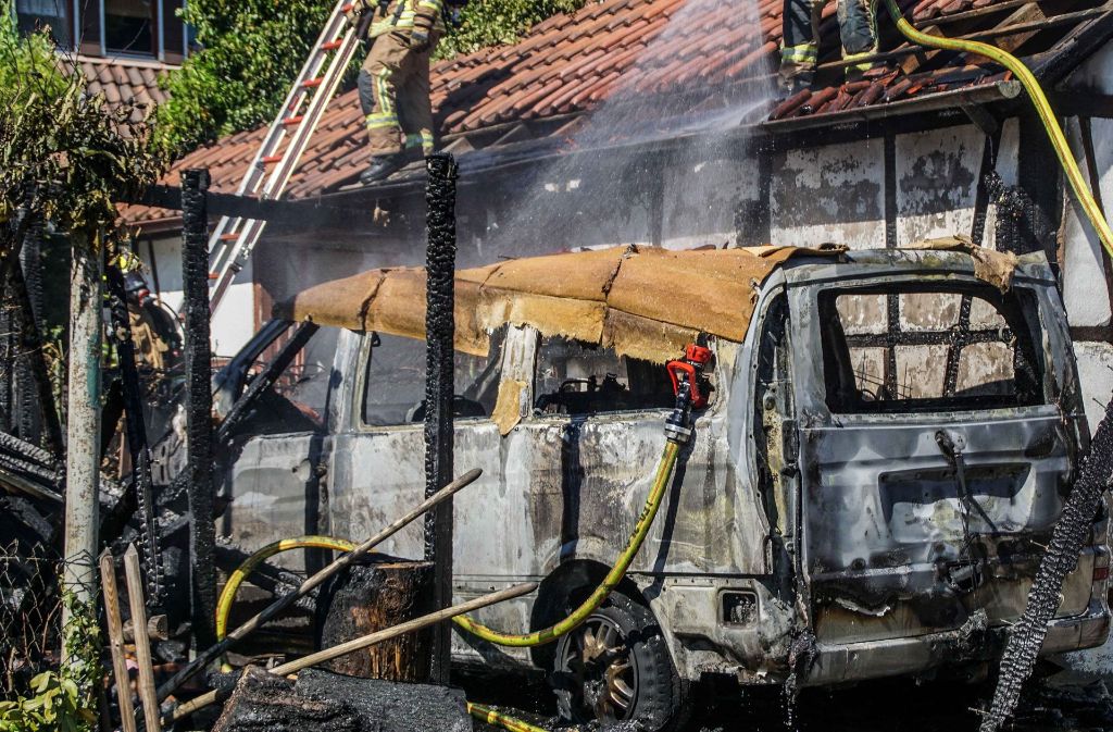 Dieser Mercedes in Rutesheim ist nach dem Brand nicht mehr zu gebrauchen.