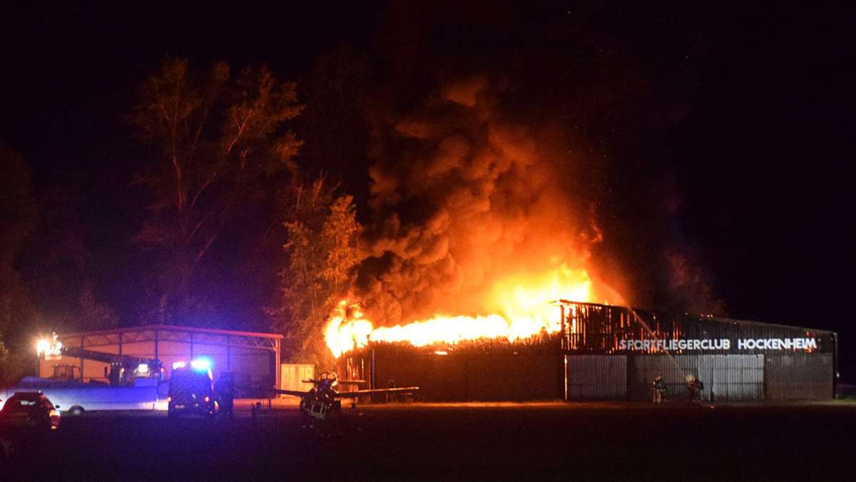 Hockenheim: Hangar mit mehreren Flugzeugen steht in Flammen – Millionenschaden