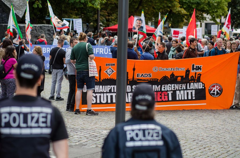 Etwa 200 Menschen haben sich auf dem Stauffenbergplatz am Samstagmittag versammelt.