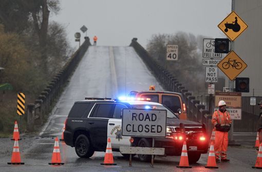 Die Polizei riegelt nach dem Erbeben eine Brücke ab. Foto: dpa/Kent Porter