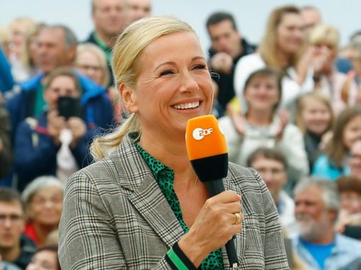 Andrea Kiewel ist im ZDF-Fernsehgarten immer wieder unvorhersehbaren Ereignissen ausgesetzt. Foto: ZDF/Ralph Orlowski.