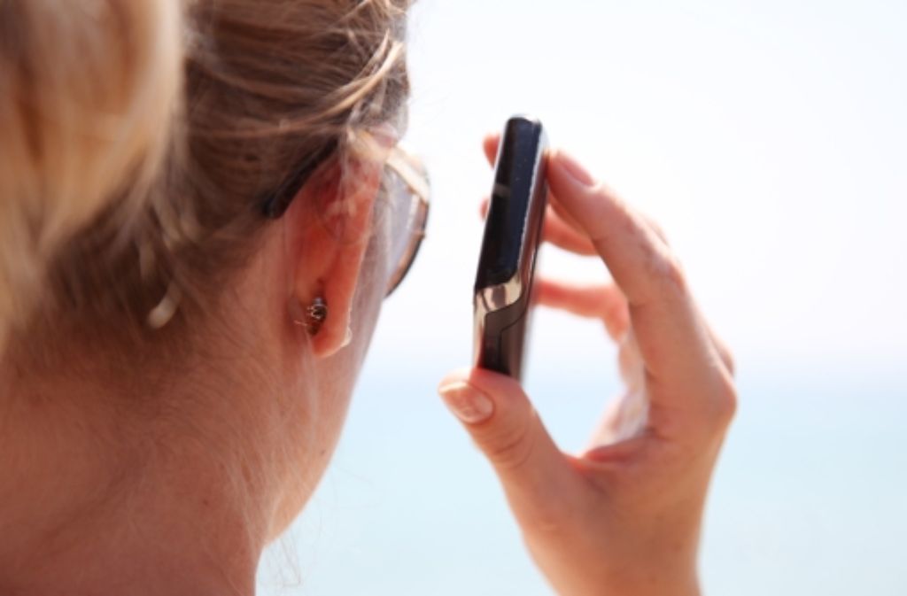 Eine Frau telefoniert mit ihrem Smartphone. In einigen Jahren sollen sich mobile Daten 100-fach schneller herunterladen lassen als heute. Foto: dpa
