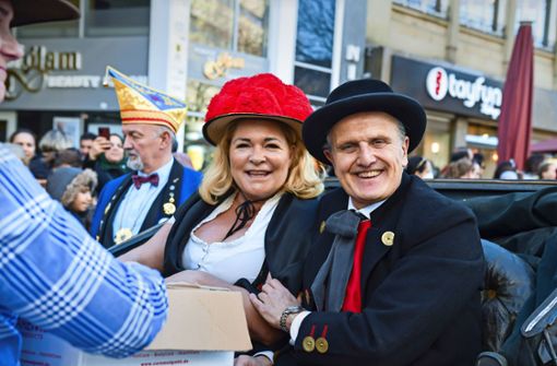 Oberbürgermeister Frank Nopper (rechts) und seine Frau Gudrun fuhren am Faschingsdienstag in einer offenen Kutsche beim Umzug mit. Foto: Lichtgut/Max Kovalenko
