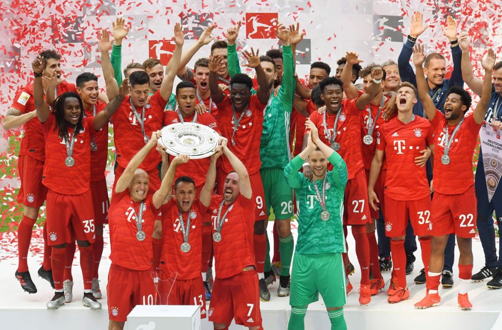 Der FC Bayern feiert - und mit ihm Franck Ribéry (unten, Zweiter von rechts)