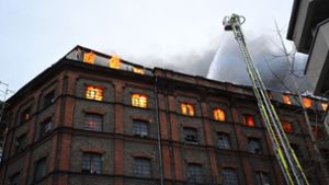 Brennendes Gebäude wird abgerissen