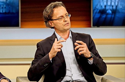 Bernhard Pörksen – hier zu Gast in der ARD-Polittalkshow „Anne Will“ – kritisiert die vielfach geäußerte Behauptung, dass die Wahl schon entschieden sei. Foto: NDR