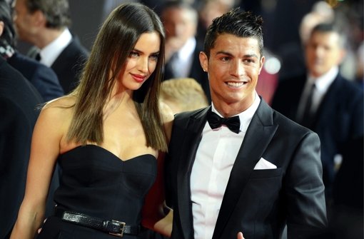 Cristiano Ronaldo mit seiner Freundin Irina Shayk auf dem Roten Teppich der Fifa Ballon dOr Gala 2012. Der Weltfußballer und seine Model-Freundin werden in der Juni-Ausgabe der spanischen Vogue auf dem Titelbild zu bewundern sein.  Foto: dpa