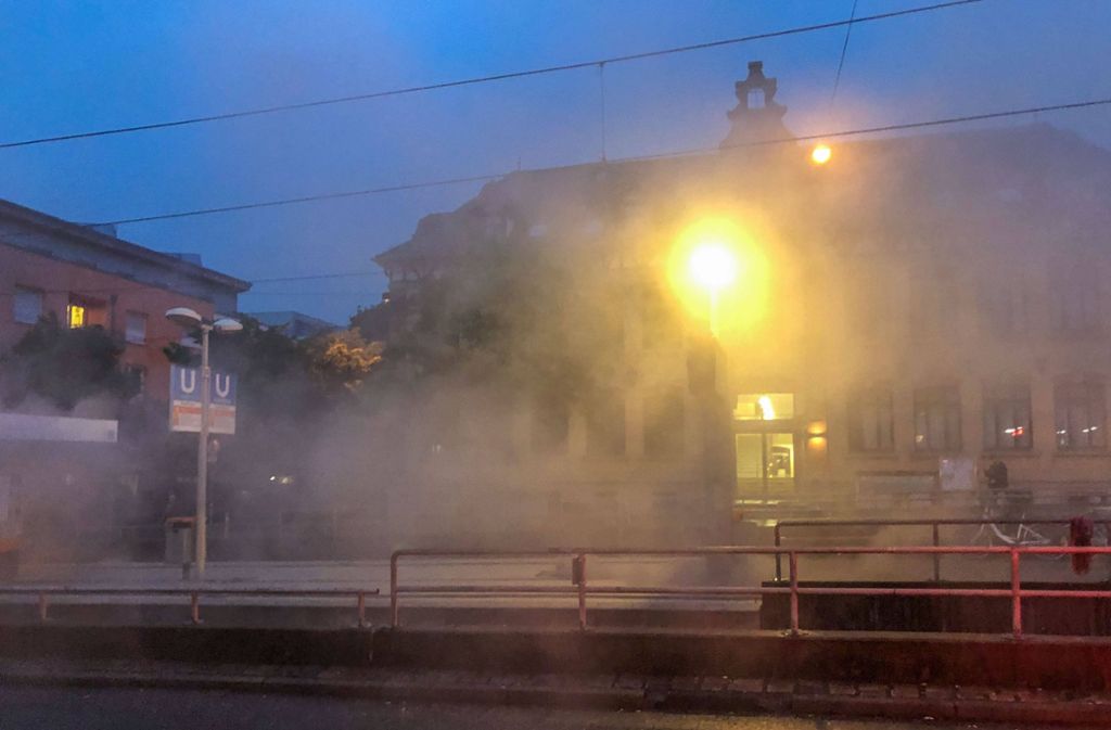 Aus einem Schacht an der Stadtbahnhaltestelle Hedelfingen in Stuttgart sind meterhohe Flammen geschlagen.