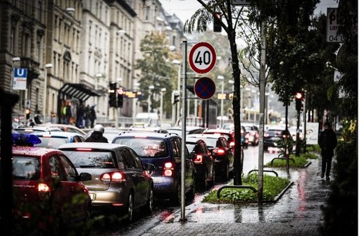 Vor zehn Monaten hat die Stadt auf der Hohenheimer Straße bergauf das Höchsttempo von 50 auf 40 Kilometer pro Stunde gedrosselt. Foto: Leif Piechowski