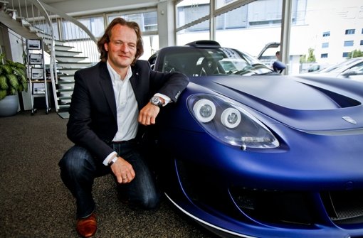 Andreas Schwarz vor einem getunten Porsche Foto: Peter-Michael Petsch