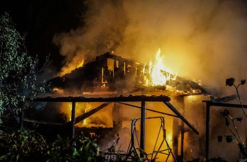 Als die Feuerwehr eintrifft, stehen die Gartenhäuser lichterloh in Flammen. Foto: SDMG
