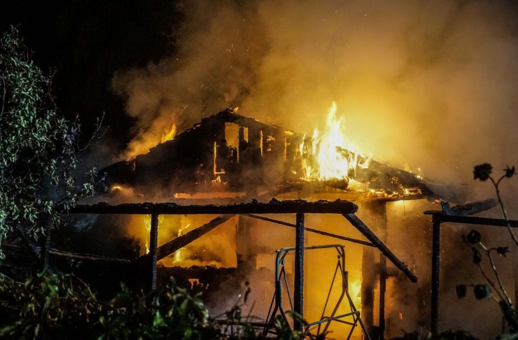 Als die Feuerwehr eintrifft, stehen die Gartenhäuser lichterloh in Flammen.