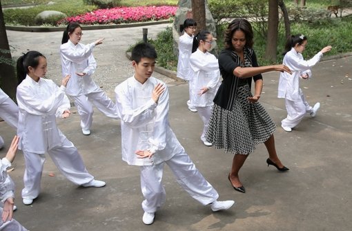 Immer ganz locker bleiben: Michelle Obama zeigt bei der Vorführung einer Tai Chi-Klasse gleich selbst ihr Können. Foto: Getty Images AsiaPac