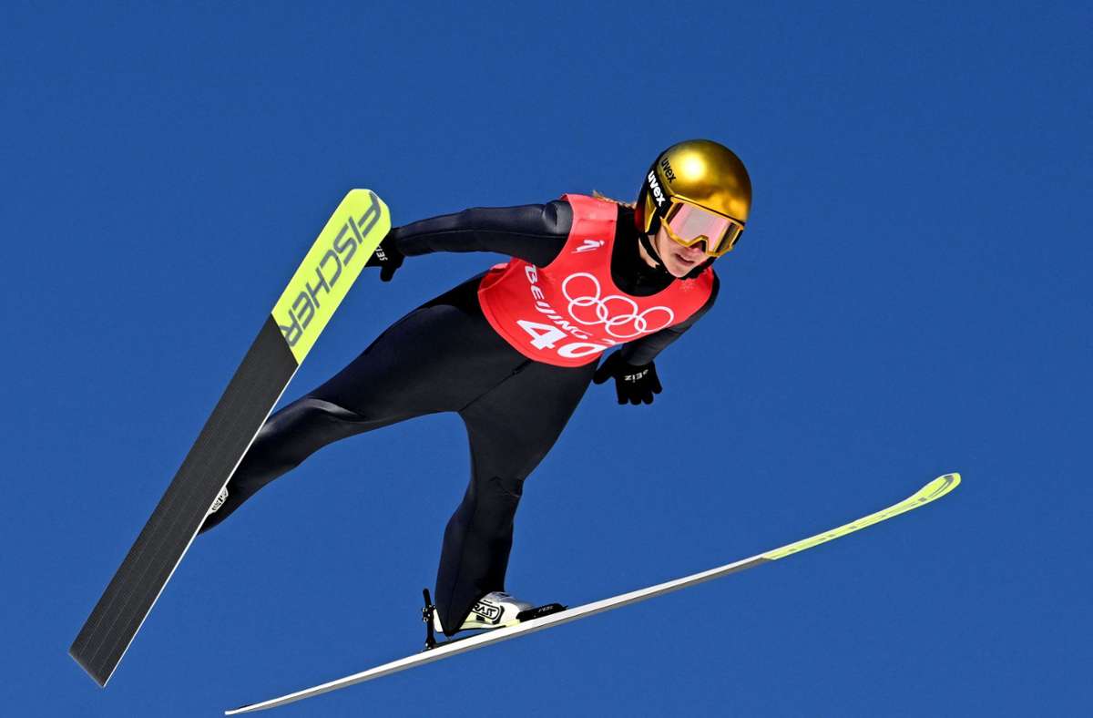 Die Disqualifikationen im Team-Wettbewerb sorgen bei Skispringerin Katharina Althaus nach wie vor für Unverständnis. Foto: AFP/Christof Stache