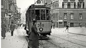 Eine Straßenbahnerin sorgt am Olgaeck dafür, dass die Linie 8  nach Gablenberg  auch wirklich ankommt (das Foto ist 1916 entstanden). Foto: Archiv SSB AG
