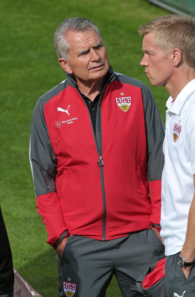 VfB Präsident Wolfgang Dietrich und VfB Sportdirektor Jan Schindelmeiser tauschen sich zur Trainingssituation aus.