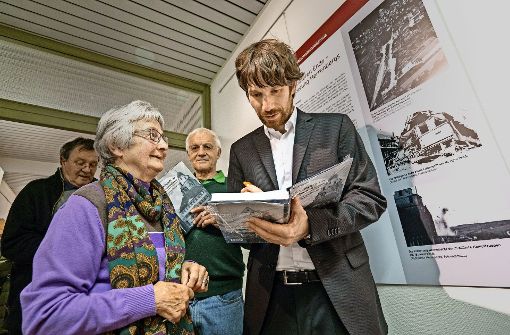 Marcel vom Lehn widmet den Ausstellungsbesuchern sein Werk. Foto: factum/Weise