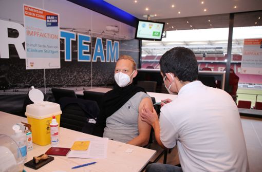 Boostern vor dem Spiel: eine Impfaktion  in der Mercedes-Benz-Arena. Foto: Pressefoto Baumann/Julia Rahn