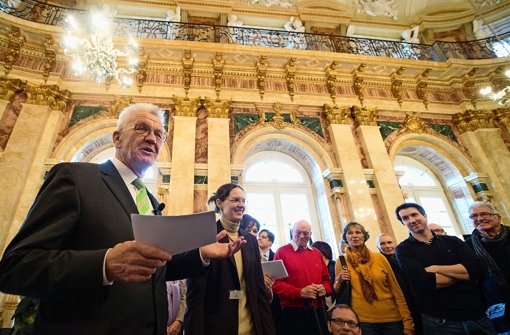 Ministerpräsident Winfried Kretschmann führt 50 Bürger durchs Neue Schloss Foto: dpa