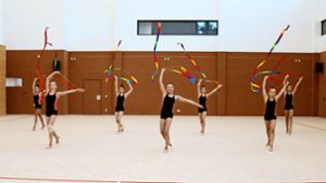 Die Mädchen der Juniorinnen-Nationalgruppe  müssen sich noch gedulden, bis sie ihre Übung mit den Bändern bei einem Wettkampf präsentieren können. Foto: Eva Herschmann