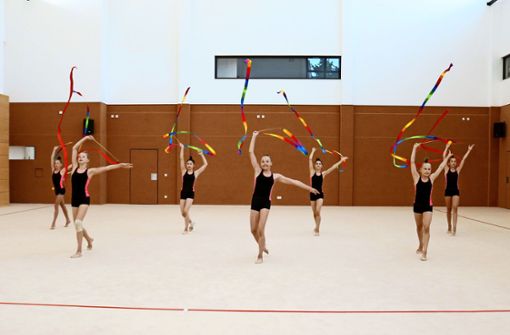 Die Mädchen der Juniorinnen-Nationalgruppe  müssen sich noch gedulden, bis sie ihre Übung mit den Bändern bei einem Wettkampf präsentieren können. Foto: Eva Herschmann
