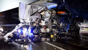 Zwei Verletzte bei Lkw-Unfall – Kunstharz fließt aus