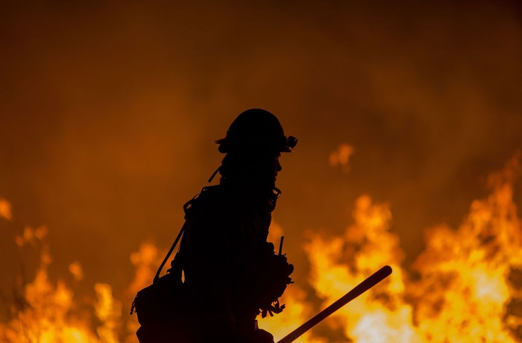 Mehrere Feuerwehrleute und Anwohner erlitten Verletzungen bei den Bränden in Südkalifornien.