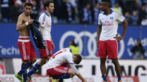 Enttäuschte HSV-Spieler nach der 1:4-Pleite gegen München zittern vor dem Abstieg. Foto: Bongarts