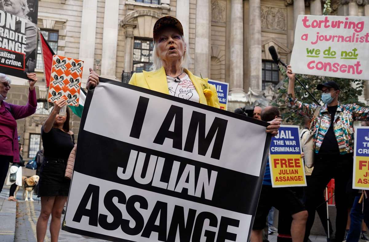 Vivienne Westwood protestiert für die Freilassung von Julian Assange.