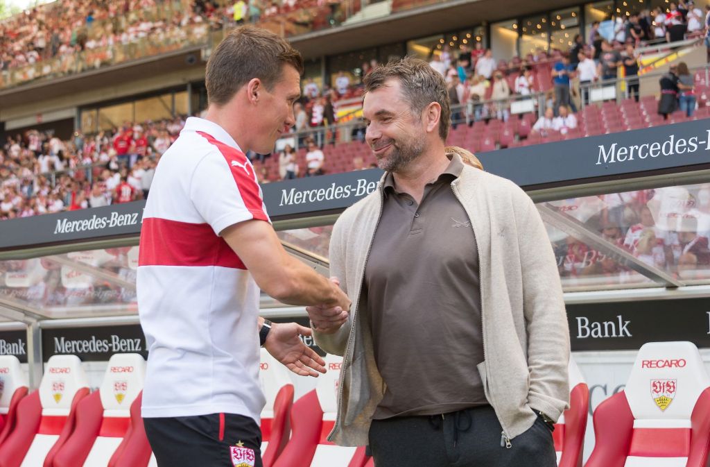 VfB-Coach Hannes Wolf begrüßt Würzburg-Trainer Bernd Hollerbach vor dem Spiel.