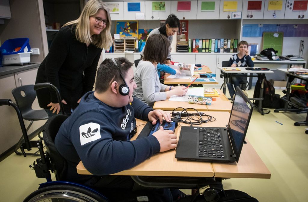 Der sehbehinderte  Florian liest bei Nachrichten in der Schule (Nisch) am liebsten die Sportartikel. StN-Redakteurin Wenke Böhm (links) lässt sich von ihm die   Technik  erklären. Foto: Lichtgut/Achim Zweygarth