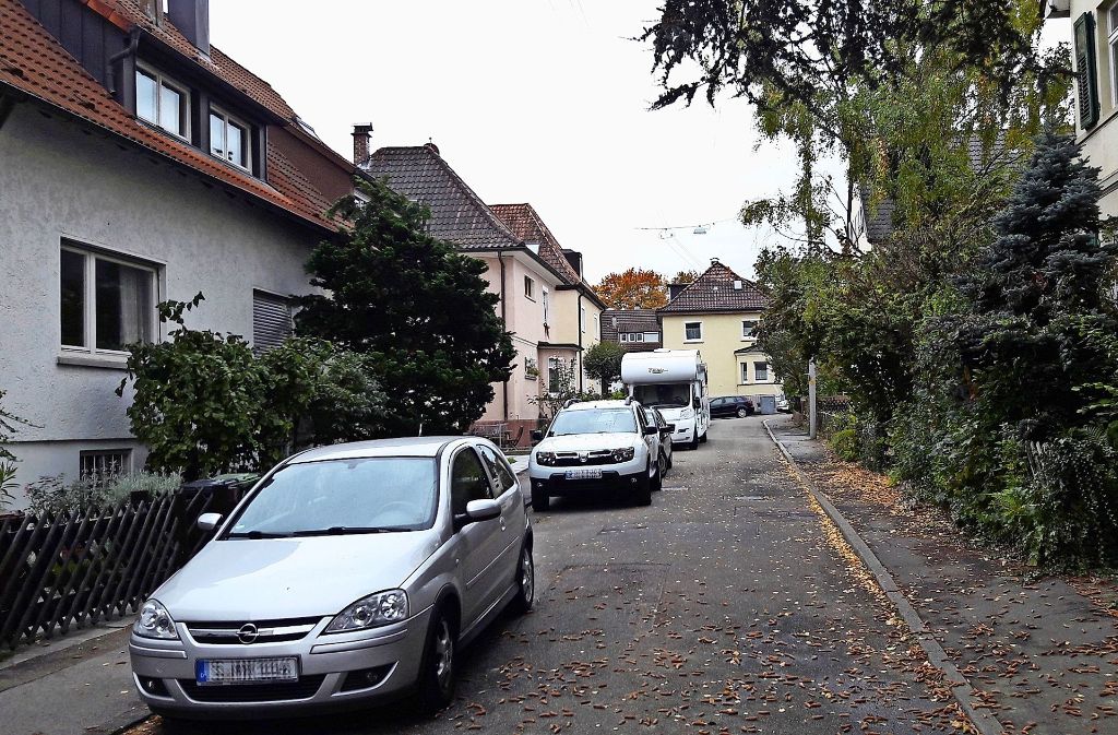 Wenn  auf einer Seite  der Lindichstraße geparkt wird, bleibt nicht mehr viel Platz   für den Verkehr. Foto: privat
