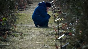 Eine Mutter trauert um ihren gefallenen Sohn auf der Allee der Helden in Sewastopol. Foto: Uncredited/AP/dpa